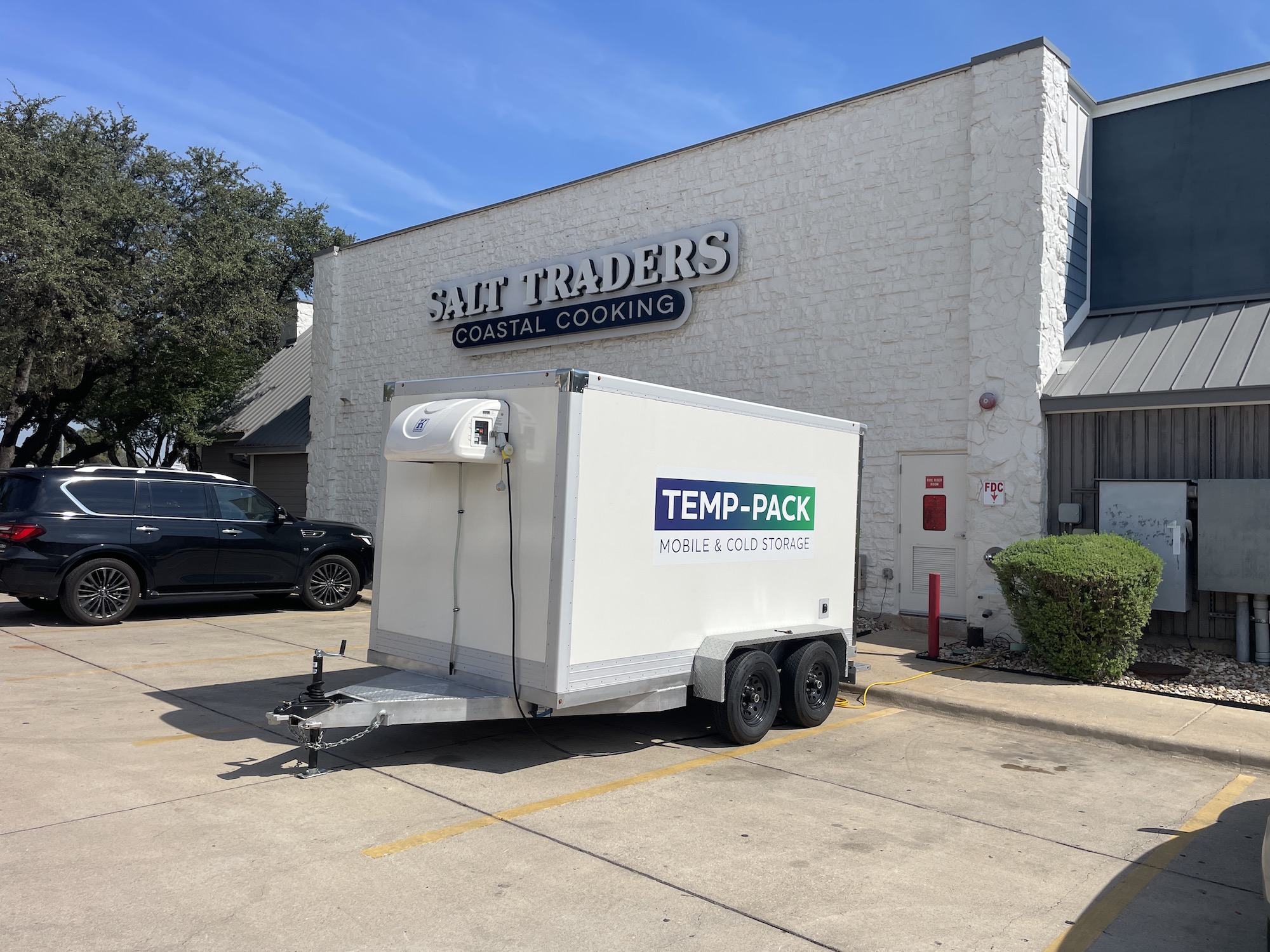 TEMP-PACK refrigerated trailer outside a restaurant